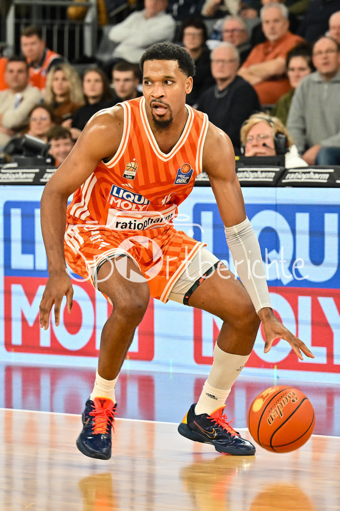 ratiopharm Ulm - Basketball Löwen Braunschweig | ULM, GERMANY - 10. JANUARY: am Ball Justin SIMON (ratiopharm Ulm 15) / Einzelfoto / Freisteller während dem Match zwischen Ratiopharm Ulm und Basketball Löwen Braunschweig am 15. Spieltag der easyCredit BBL in der Ratiopharm Arena