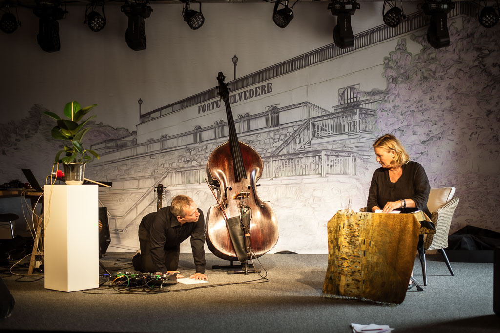 Flower Tales | Suzanne von Borsody und Kurt Holzkämper mit Lesung Flower Tales im Forte Belvedere Leisnig zum Festival Hallo Leisnig 2022. - Realisiert mit Pictrs.com