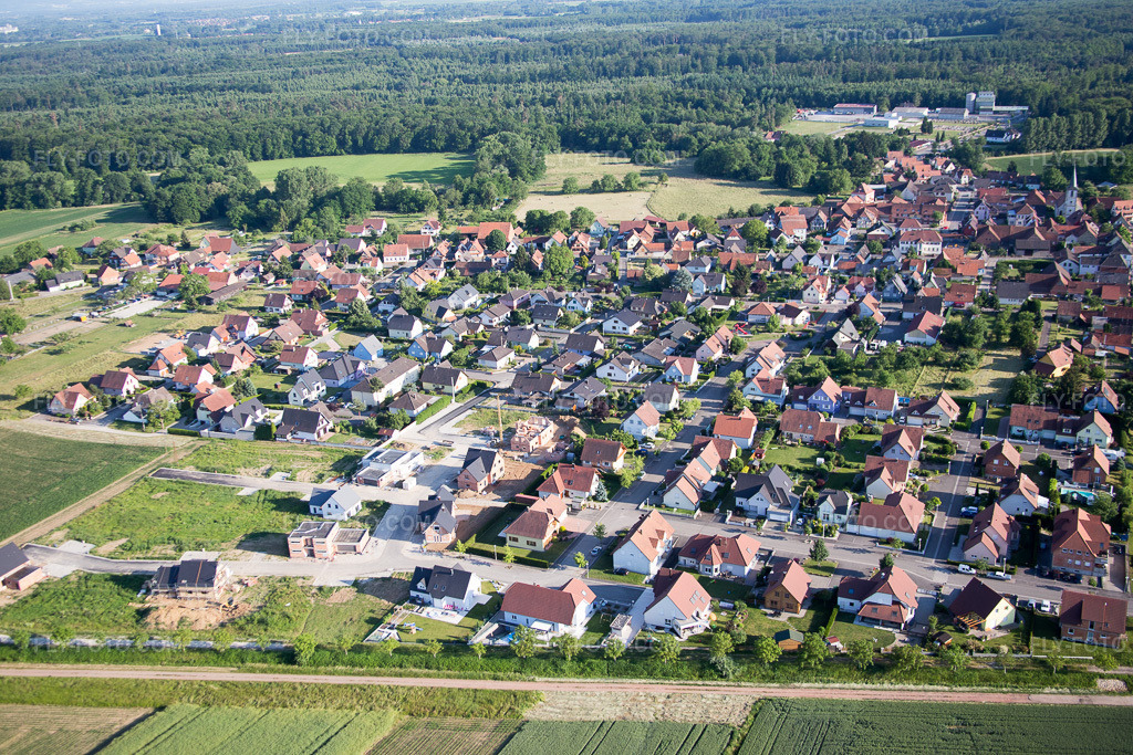 Aerial view: View of the town in Niederrœdern in the state Bas-Rhin, France.Photo: IMG_080193.jpg taken on 06/05/2015 by Werner Riehm/FLY-FOTO.comResolution of the original: 5472 x 3648 px