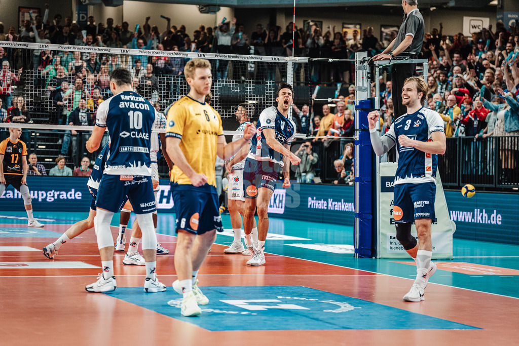 Volleyball | Herren | Saison 2024/2025 | 1. Volleyball Bundesliga Männer | Halbfinale | SVG Lüneburg vs. VfB Friedrichshafen | 19.04.2025 | Die SVG Lüneburg jubelt nach dem Satzgewinn, in der Mitte Xander Wolf Wassenaar Ketrzynski (#11, SVG Lüneburg)