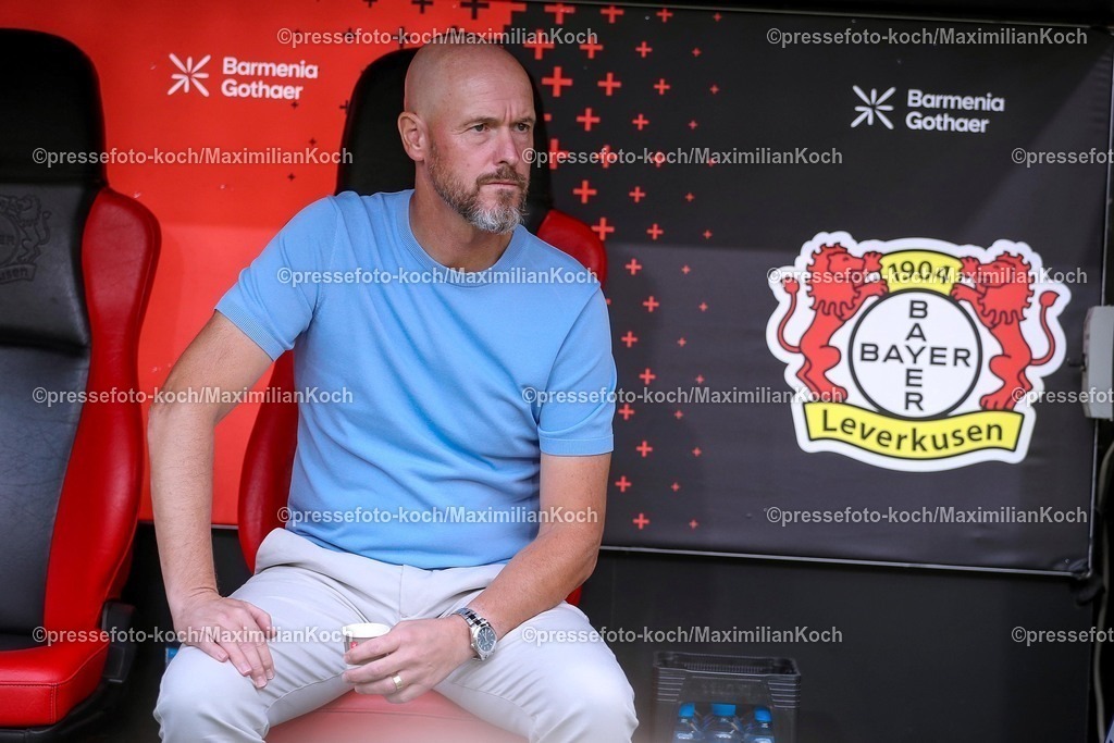 B0405082501018 | 05.08.2025, Fußball, Bayer 04 Leverkusen - Pisa Sporting Club, Testspiel, Saisoneröffnung in der BayArena, Saison 2025 2026: Cheftrainer Erik ten Hag (Bayer04)  DFB regulations prohibit any use of photographs as image sequences and or quasi-video.