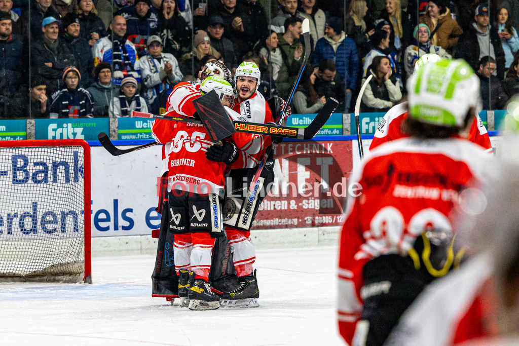 Spiel 5 Viertelfinale TSV Peißenberg Miners vs HC Landsberg Riverkings | Eishockey Bayernliga Playoffs 2023/2024, Spiel 5 Viertelfinale TSV Peißenberg Miners vs HC Landsberg Riverkings, 20240301,
Jubel Martin LIDL (Miners 44),
2024-03-01 in Peißenberg (Eisstadion)
31 Korbinian SERTL (Miners Goali 31), 44 Martin LIDL (Miners 44), 95 Moritz BIRKNER (Miners 95)
Copyright: WolfgangxLindner foto-lindner.de