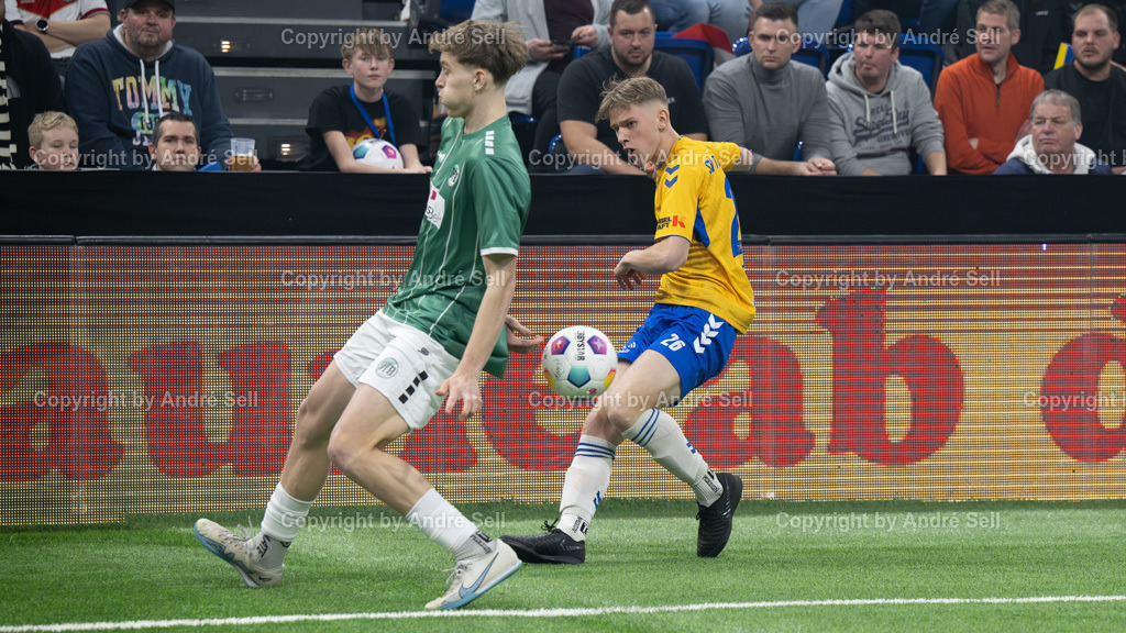 SHFV Lotto Masters 2024 | 20240113_6978, 13.01.2024, SHFV Lotto Masters 2024, Gruppe A, VfB Lübeck II (grün) vs. SV Todesfelde (gelb), Jannik Westphal (VfB #5) / Pawal Erfmann (Todesfelde #26) - Realisiert mit Pictrs.com