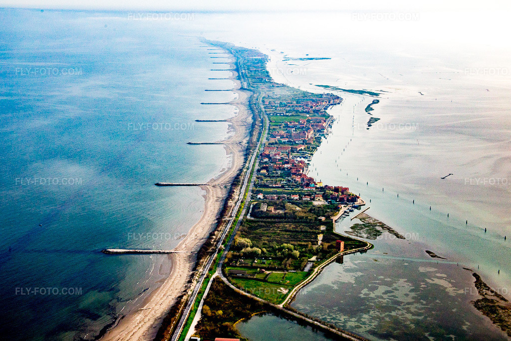 Aerial view: View of the town in Santa Maria del Mare in the state Veneto, Italy. – Photo: IMG_087539.jpg taken on 04/06/2016 by Werner Riehm/FLY-FOTO.com – Resolution of the original: 5276 x 3517 px