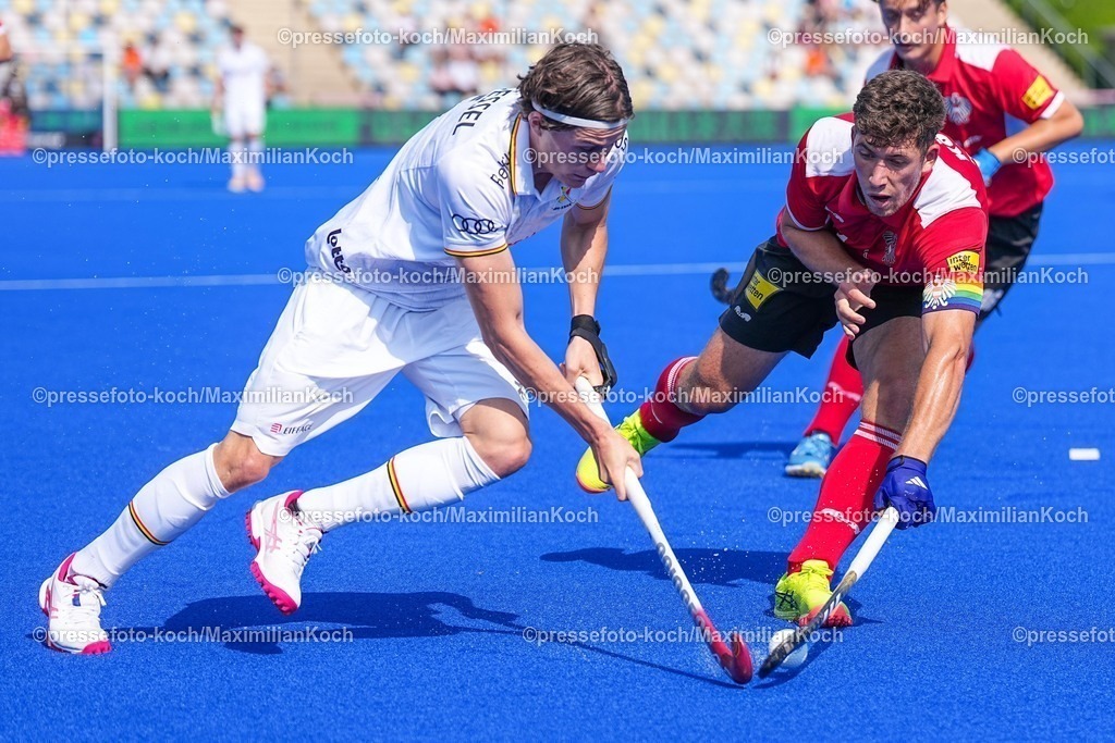 xydrx09082501005 | 09.08.2025, xydrx, Herren EuroHockey Championship 2025, Gruppenphase, Gruppe a, Belgien - Österreich, Sparkassenpark Mönchengladbach: Arno Van Dessel (BEL #5) im Zweikampf gegen Benjamin Koelbl (AUT #27)