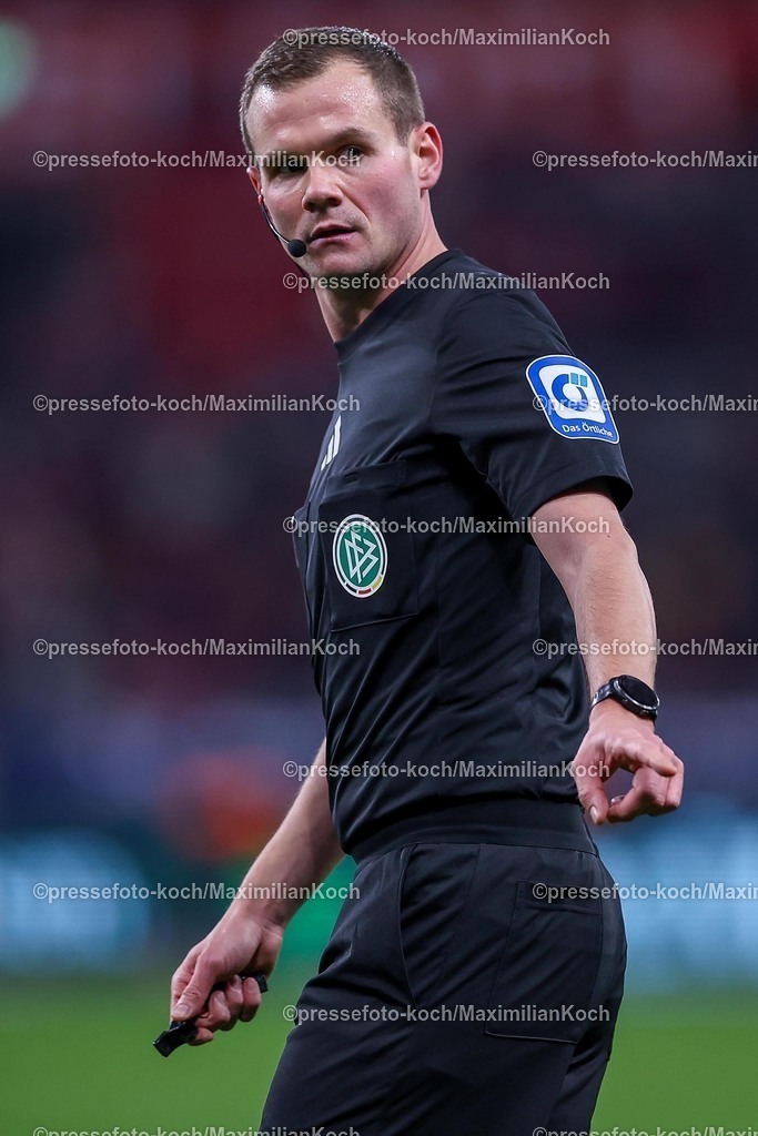 Lev02022502231 | 02.02.2025, Fußball, Bayer 04 Leverkusen - TSG 1899 Hoffenheim, 1. Fußball Bundesliga, 20. Spieltag, BayArena, Saison 2024 2025: Schiedsrichter Robin BraunDFB regulations prohibit any use of photographs as image sequences and or quasi-video.