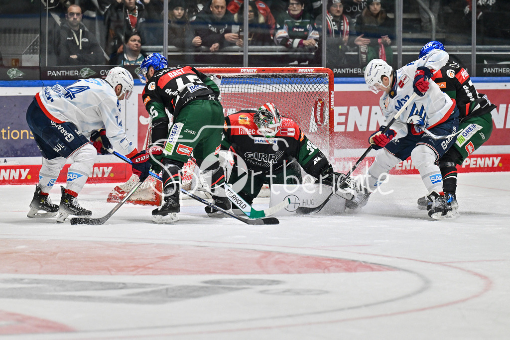Augsburger Panther - Adler Mannheim | in dieser Szene kann Strauss MANN (Augsburger Panther #38) ein Gegentor verhindern / DEL: Augsburger Panther - Adler Mannheim, Curt Frenzel Stadion am 26.12.2024
