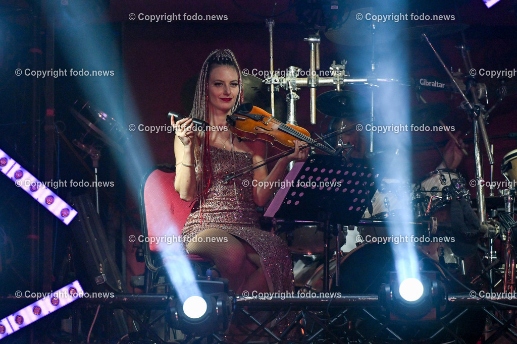 Zirkus Louis Knie_ 17.02.2024-29 | 17.02.2024, Linz, AUT, Circus Louis Knie 2024, im Bild Circus, Zirkus, Zelt, Artisten, Kuenstler, Trapez, Show, Clown, Zuschauer, Hunde, Ponys, Licht, Musik, Akrobaten, Akrobatik, Luftakrobatik