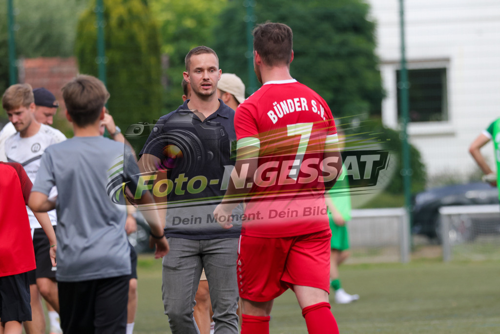 Bünder SV - TV Elverdissen | Auf dem Bild zu sehen: rot Bünder SV: Fabian Schnelle ; Sportlicher Leiter Bünder SV: Philipp WillmannBünder SV, TV Elverdissen, Saison 26/27, Kreisliga A, Bünde, Deutschland - Realisiert mit Pictrs.com