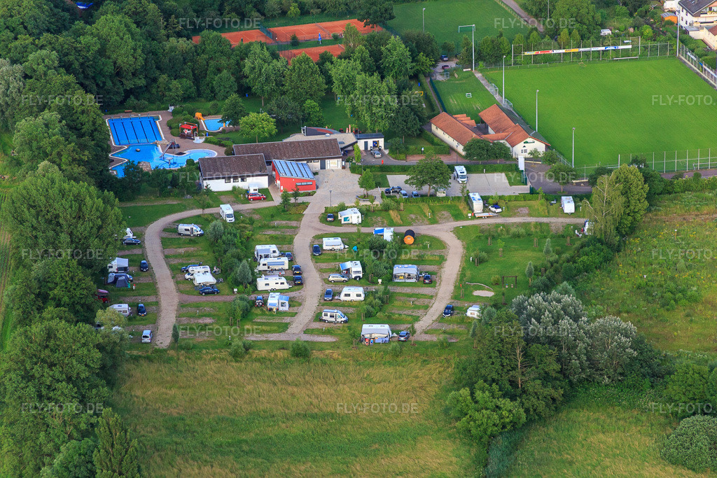 Luftbild: Camping im Klingbachtal, Freibad und Sportplätzen des TSV Fortuna im Ortsteil Ingenheim in Billigheim-Ingenheim im Bundesland Rheinland-Pfalz in Deutschland. Foto: IMG_090210.jpg vom 26.06.2016 durch Werner Riehm/FLY-FOTO.deWWW.CAMPING-KLINGBACHTAL.DE
