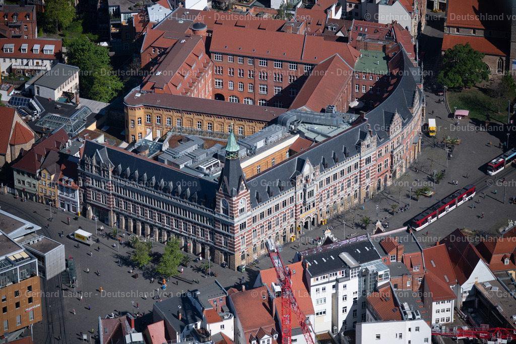 4026423 | ERFURT 07.05.2020 Fassaden und Straßenführung der bekannten Flaniermeile und Einkaufsstraße Anger im Ortsteil Zentrum in Erfurt im Bundesland Thüringen, Deutschland. Weiterführende Informationen bei: Landeshauptstadt Erfurt,  SWE Stadtwerke Erfurt GmbH. // Street guide of famous promenade and shopping street Anger in the district Zentrum in Erfurt in the state Thuringia, Germany. Further information at: Landeshauptstadt Erfurt,  SWE Stadtwerke Erfurt GmbH. Foto: Gerhard Launer