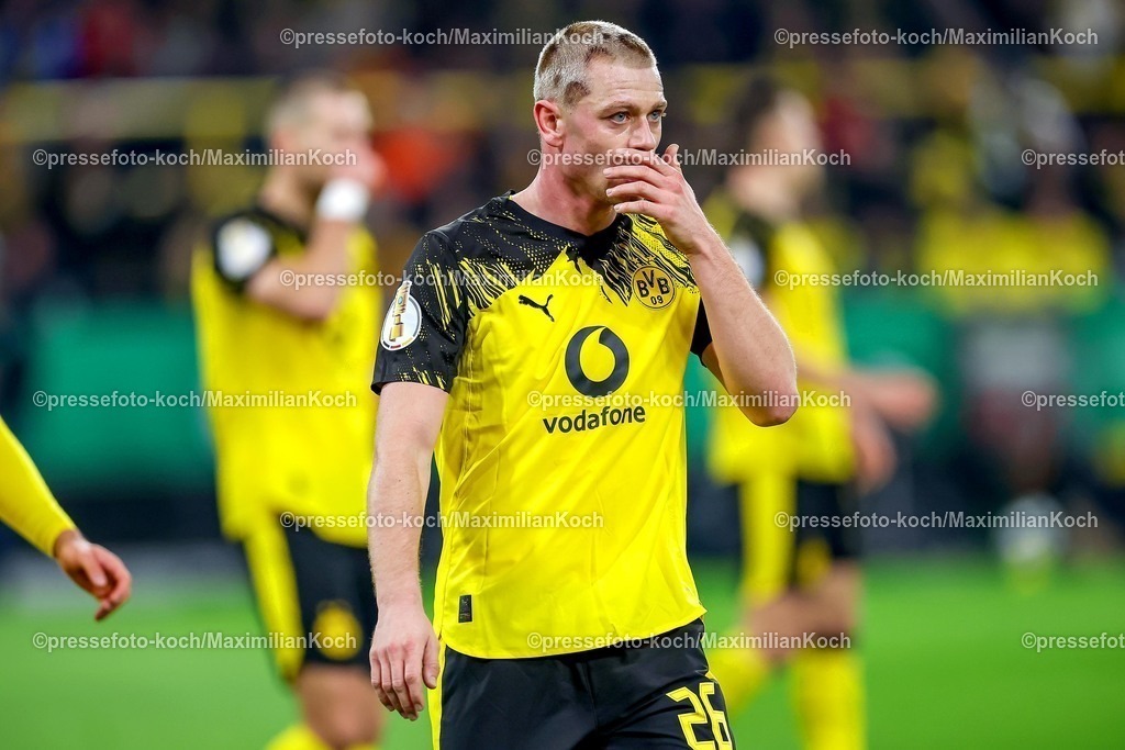 BVB02122501059 | 02.12.2025, Fußball, DFB-Pokal, Borussia Dortmund - Bayer 04 Leverkusen, Achtelfinale, Signal Iduna Park, Saison 2025 2026: Julian Ryerson (BVB #26)  blickt Enttäuscht Enttäuschung Gestik Mimik DFB regulations prohibit any use of photographs as image sequences and or quasi-video.