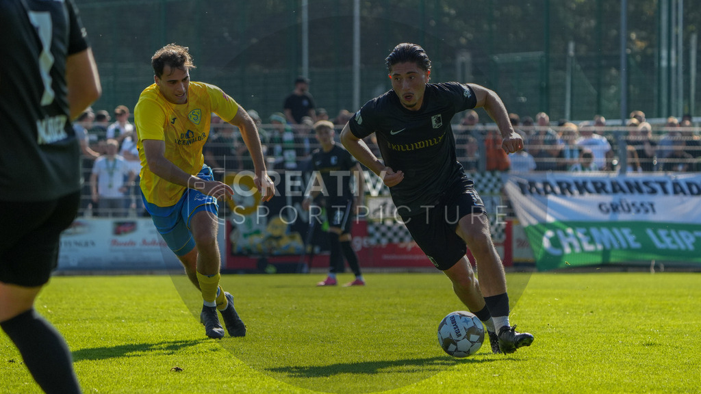 Fußball, Herren, Saison 2025/2026, Regionalliga Nordost, 10. Spieltag, FSV 63 Luckenwalde vs. BSG Chemie Leipzig, Samstag 27.09.2025, Werner-Seelenbinder-Stadion Luckenwalde, | Fußball, Herren, Saison 2025/2026, Regionalliga Nordost, 10. Spieltag, FSV 63 Luckenwalde vs. BSG Chemie Leipzig, Samstag 27.09.2025, Werner-Seelenbinder-Stadion Luckenwalde, Im Bild: Simon Gollnack (l. Luckenwalde) und Valon Aliji (r. Chemie) - Realisiert mit Pictrs.com