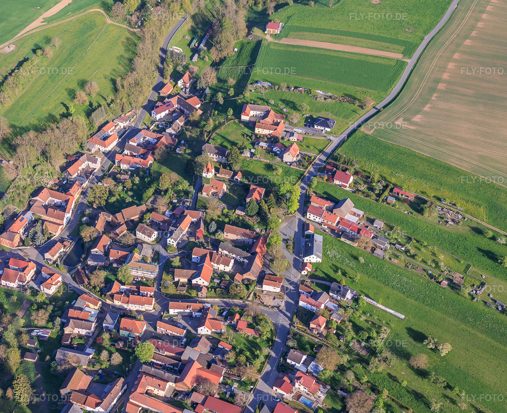 Luftbild: Ortsansicht aus Norden in Oberoppurg im Bundesland Thüringen in Deutschland. – Foto: IMG_155365.jpg vom 02.05.2026 durch Werner Riehm/FLY-FOTO.de – Auflösung des Originals: 4820 x 3924 px