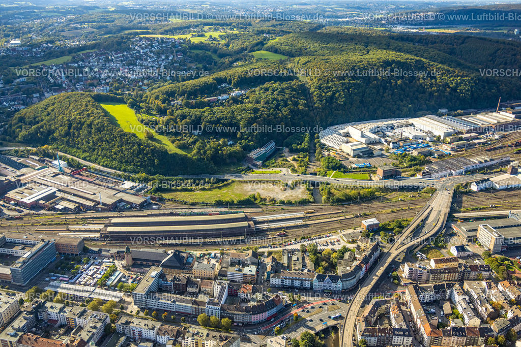 Hagen241005310 | Luftbild, Bahnhofshinterfahrung und Hauptbahnhof Hbf mit überdachten Bahnsteigen und Bahnhofsvorplatz, Waldgebiet Philippshöhe, alte Schraubenfabrik Hagen am Waldrand, Mittelstadt, Hagen, Ruhrgebiet, Nordrhein-Westfalen, Deutschland