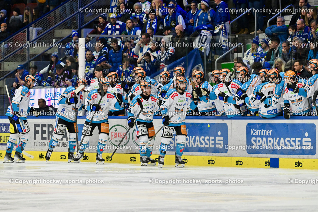 EC IDM Wärmepumpen VSV vs. STEINBACH BLACK WINGS LINZ  | Jubel Balck Wings Linz, Spielerbank Black Wings Lint, #5 Wolf Raphael BLACK WINGS LINZ, #3 Moro Gregory Lee BLACK WINGS LINZ, #49 Knott Graham BLACK WINGS LINZ, #27 St-Amant Shawn BLACK WINGS LINZ, EC IDM Wärmepumpen VSV vs. STEINBACH BLACK WINGS LINZ , EC IDM Wärmepumpen VSV vs. STEINBACH BLACK WINGS LINZ  am 28.01.2025 in Villach (Stadthalle Villach), Austria, (Photo by Bernd Stefan)