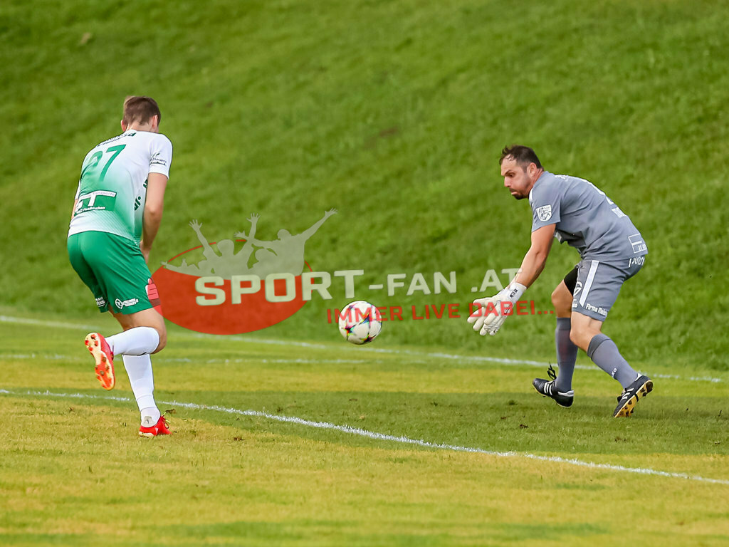 SV Feldkirchen - SC Launsdorf 2-1, Unterliga Ost | Felix Pertlwieser (SV Feldkirchen #27) Herbert Tammer (SC Launsdorf #1) SV Feldkirchen - SC Launsdorf 2-1 am 23.08.2023 in Feldkirchen
(Modehaus NIMO Arena), Austria, (Photo by Ernst Krawagner sport-fan.at) - Realisiert mit Pictrs.com
