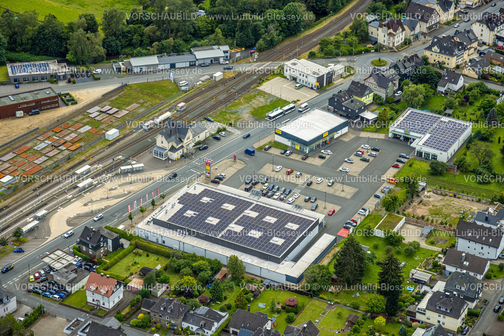 BadLaasphe240709528 | Luftbild, Einkaufszentrum Bahnhofstraße mit Rewe Supermarkt und Solardach, Takko fashion und K+K Schuhe, Bahnhof Bad Laasphe und Bahnhofsgebäude, Neubau Polizeiwache, Bad Laasphe, Wittgensteiner Land, Nordrhein-Westfalen, Deutschland