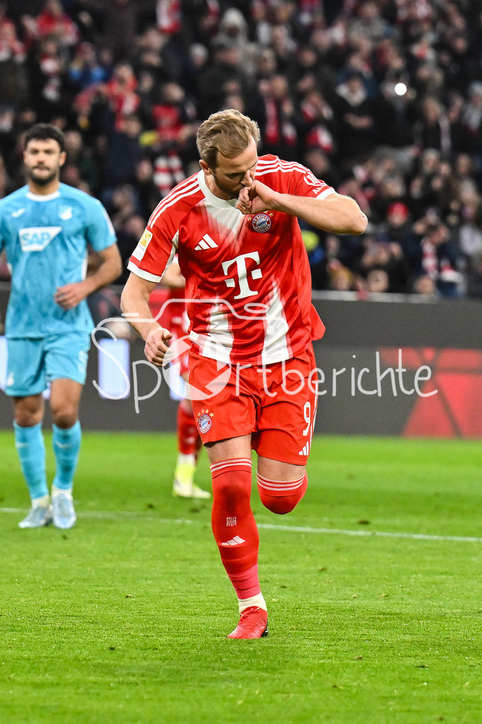 FC Bayern München - TSG 1899 Hoffenheim | MUNICH, GERMANY - 08. FEBRUARY: Jubel der Bayern nach dem Treffer zum 1-0 durch Harry KANE (FC Bayern Munich 9) / Foulelfmeter während dem Bundesligamatch zwischen dem FC Bayern München und der TSG 1899 Hoffenheim am 21. Spieltag in der Allianz Arena / DFL REGULATIONS PROHIBIT ANY USE OF PHOTOGRAPHS AS IMAGE SEQUENCES AND/OR QUASI-VIDEO