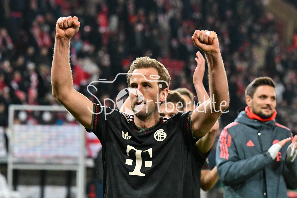 1. FC Union Berlin - FC Bayern München | BERLIN, GERMANY - 03. DECEMBER: Die Spieler der Bayern feiern zusammen mit den Fans den Sieg in Berlin nach dem Match zwischen dem 1. FC Union Berlin und dem FC Bayern München beim Achtelfinale des DFB-Pokales im Stadion an der alten Försterei / Harry KANE (FC Bayern Munich 9)