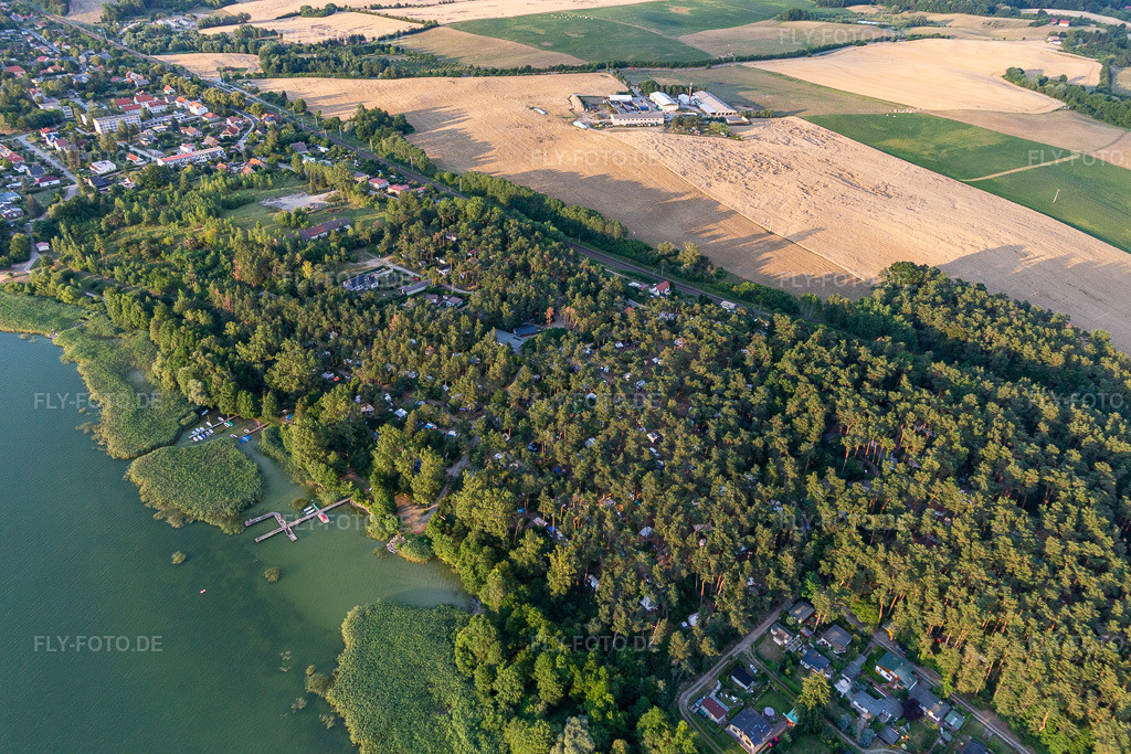 Luftbild: Camping am Oberuckersee im Ortsteil Warnitz in Oberuckersee im Bundesland Brandenburg in Deutschland. Foto: IMG_116286.jpg vom 17.07.2019 durch Werner Riehm/FLY-FOTO.deCamping am Oberuckersee