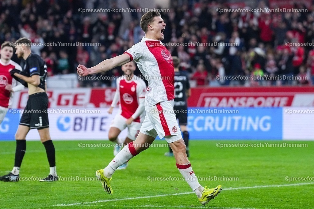 xYDRx02112501043 | 02.11.2025, xydrx, Fußball, 3.Liga, Rot-Weiss Essen - 1.FC Schweinfurt 05, Saison 2025 2026, Stadion an der Hafenstraße: Torjubel nach dem Tor zum 2:1 für Rot-Weiss Essen durch Torschütze Marek Janssen (Rot-Weiss Essen #20)   DFB regulations prohibit any use of photographs as image sequences and or quasi-video.