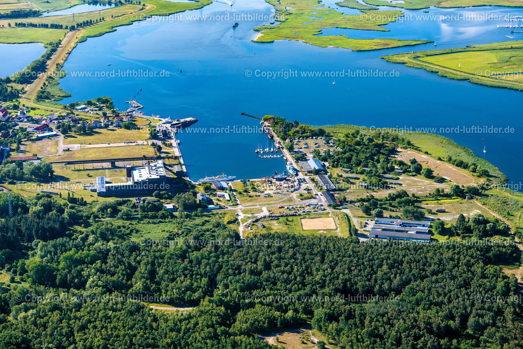 Peenemünde_Hafen_ELS_7423100822 | PEENEMüNDE 10.08.2022 Industrie- Denkmal und Museum der technischen Anlagen und Modelle auf dem Gelände des "Historisch-Technisches Museum Peenemünde" am Hafenbecken des Flußverlaufes der Peene in Peenemünde auf der Insel Usedom im Bundesland Mecklenburg-Vorpommern, Deutschland. Weiterführende Informationen bei: Historisch-Technisches Museum Peenemünde GmbH. // Industrial monument and museum of technical systems and models on the grounds of the "Historisch-Technisches Museum Peenemuende" on the harbor basin of the Peene river in Peenemuende on the island of Usedom in the state Mecklenburg - Western Pomerania, Germany. Further information at: Historisch-Technisches Museum Peenemuende GmbH. Foto: Martin Elsen