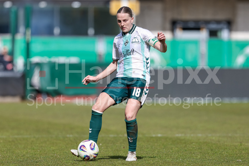 Fussball, Google Pixel Frauen-Bundesliga, SV Werder Bremen - SGS Essen | Lina Hausicke (SV Werder Bremen, 18) am Ball, Freisteller, Einzelbild, Ganzkörper, Aktion, Action, Spielszene, DIE DFB-RICHTLINIEN UNTERSAGEN JEGLICHE NUTZUNG VON FOTOS ALS SEQUENZBILDER UND/ODER VIDEOÄHNLICHE FOTOSTRECKEN. DFB REGULATIONS PROHIBIT ANY USE OF PHOTOGRAPHS AS IMAGE SEQUENCES AND/OR QUASI-VIDEO.
