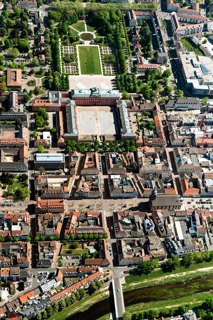 dr__0051353.jpg | RASTATT 22.04.2020 Gebäudekomplex im Schloßpark vom Residenzschloss Rastatt in der Innenstadt von Rastatt im Bundesland Baden-Württemberg, Deutschland. // Building complex in the park of the castle Residenzschloss Rastatt in Rastatt in the state Baden-Wurttemberg, Germany. Foto: Daniel Reiter