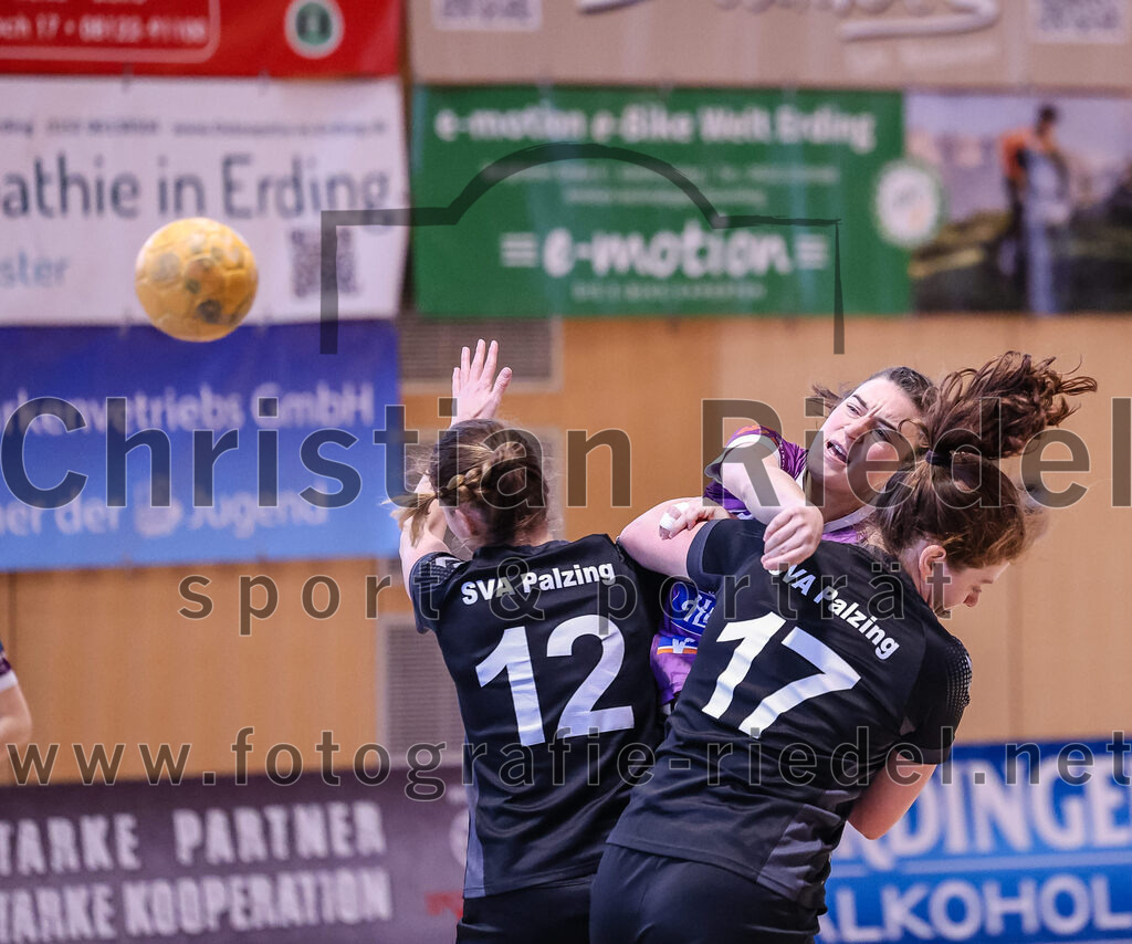 2024-12-14_006_SpVgg_Altenerding_gegen_SVA_Palzing | Erding, Deutschland, 14.12.2024:Handball, Bezirksoberliga Frauen Altbayern 2024 / 2024, 9. Spieltag, SpVgg Altenerding gegen SVA Palzing, Endergebnis: 20:30Sandra Redl (SVA Palzing, #12), Katharina Künstner (SpVgg Altenerding, #23), Christina Schredl (SVA Palzing, #17)Foto: Christian Riedel / fotografie-riedel.net
