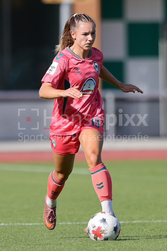 Fussball, Testspiel Frauen, SV Werder Bremen - VfL Wolfsburg | Michelle Weiß (SV Werder Bremen, 15) am Ball, Freisteller, Einzelbild, Ganzkörper, Aktion, Action, Spielszene