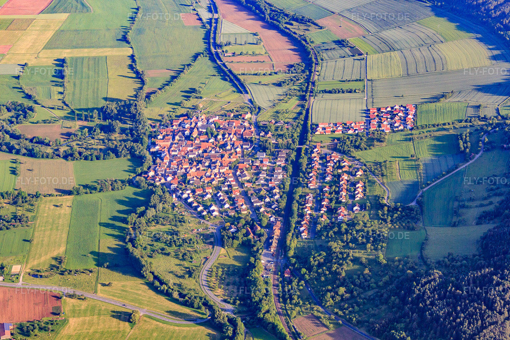Luftbild: Ortsansicht aus Süden im Ortsteil Hochhausen in Tauberbischofsheim im Bundesland Baden-Württemberg in Deutschland.Foto: IMG_66253.jpg vom 30.05.2014 durch Werner Riehm/FLY-FOTO.deAuflösung des Originals: 4752 x 3168 px