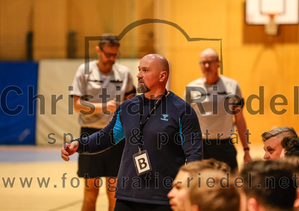 2024-03-09_005_SpVgg_Altenerding_gegen_SVW_Burghausen | Erding, Deutschland, 09.03.2024:
Handball, Bezirksoberliga Männer 2023 / 2024, 18. Spieltag, SpVgg Altenerding gegen SVW Burghausen, Endergebnis: 25:34

Trainer Ivan Meter (SVW Burghausen)

Foto: Christian Riedel / fotografie-riedel.net
