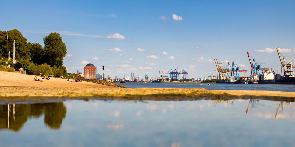 10250103 - Am Elbstrand | Atmosphärisches Motiv vom Elbstrand in Hamburg Övelgönne.