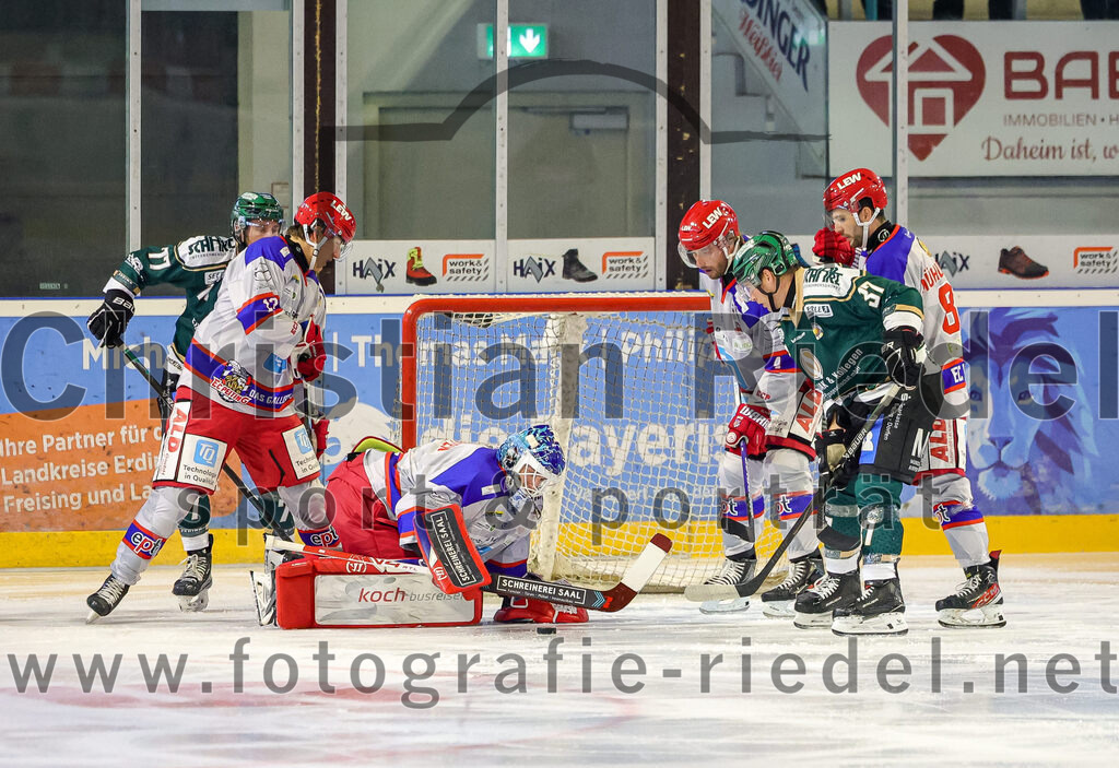 2025-09-14_026_TSV_Erding_gegen_EC_Peiting | Erding, Deutschland, 14.09.2025:Eishockey, Oberliga Süd 2025 / 2026, Testspiel, TSV Erding gegen EC Peiting, Endergebnis: 2:3Philipp Michl (Erding Gladiators, #77), Thomas Matheson (Erding Gladiators, #37)Foto: Christian Riedel / fotografie-riedel.net