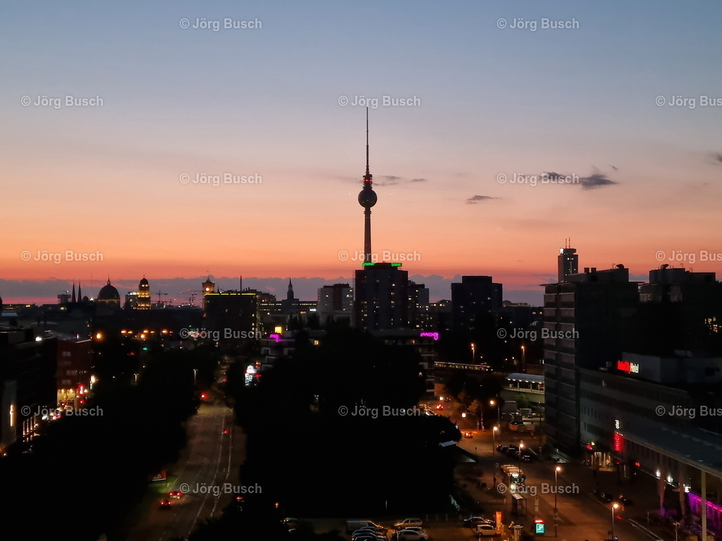 Fernsehturm Berlin i.d. Nacht | Dieser Shop bietet Fotos und Videos aus den Bereichen Fallschirmspringen, Landschaft und Luftbild - Realizzato con Pictrs.com