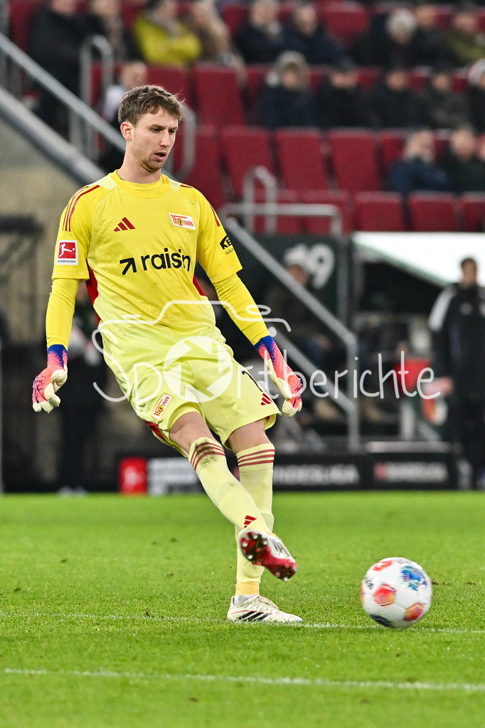 FC Augsburg - 1. FC Union Berlin | AUGSBURG, GERMANY - 15. JANUARY: am Ball Frederik RÖNNOW (Union Berlin 1)/ Einzelfoto / Freisteller während dem Bundesligamatch zwischen dem FC Augsburg und dem 1. FC Union Berlin am 17. Spieltag in der WWK-Arena / DFL REGULATIONS PROHIBIT ANY USE OF PHOTOGRAPHS AS IMAGE SEQUENCES AND/OR QUASI-VIDEO