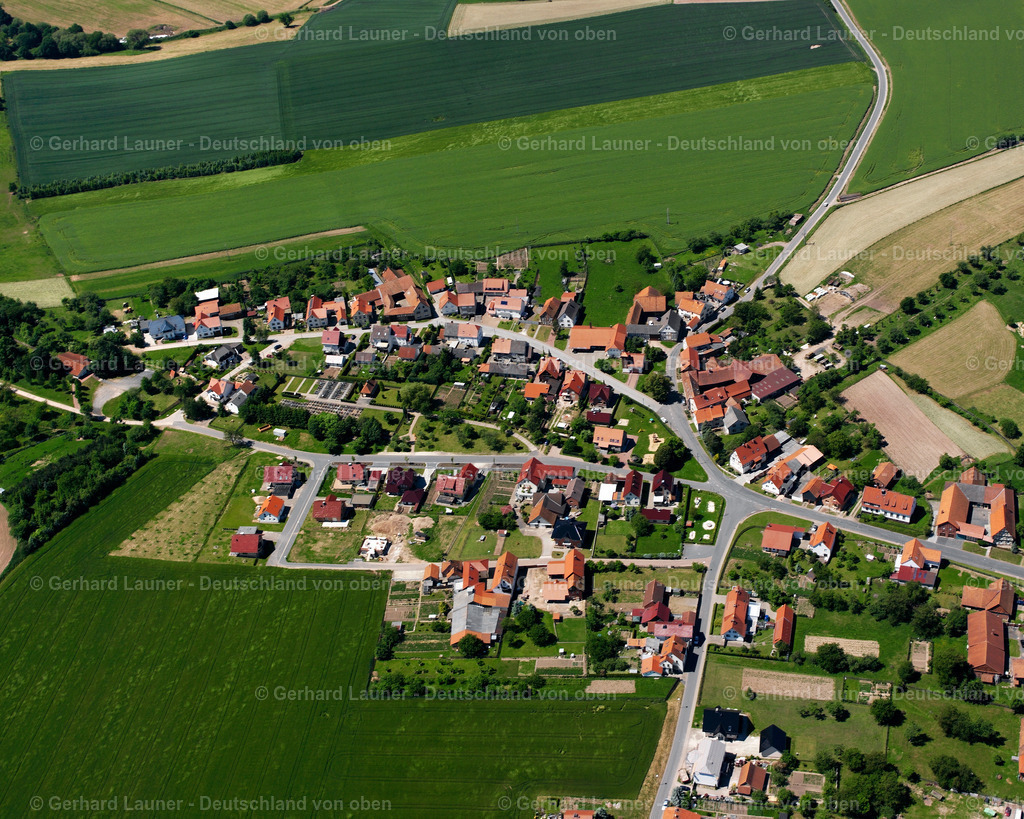 2634233 | NEUENDORF 09.06.2006 Landwirtschaftliche Nutzflächen und Feldgrenzen  umsäumen das Siedlungsgebiet des Dorfes in Neuendorf im Bundesland Thüringen, Deutschland // Agricultural land and field boundaries surround the settlement area of the village  in Neuendorf in the state Thuringia, Germany Foto: Gerhard Launer