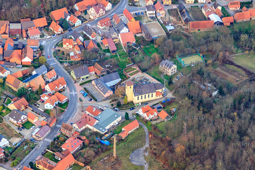 Vue aérienne: Rue de la Hte Vienne avec l'Eglise Catholique St Michel à Neewiller-près-Lauterbourg dans le département Bas Rhin, France – .Photo: IMG_22972.jpg prise le 21/11/2009 par Werner Riehm/FLY-FOTO.eu – Résolution de l'original: 4703 x 3135 px