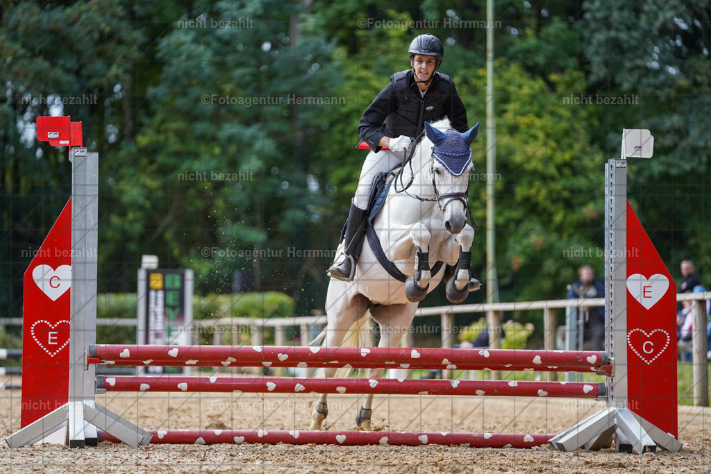 20231008-SN_01053 | Professionelle Turnier- und Reitsportfotografie - mit dem Finger am Auslöser. Pferdebilder aus dem Reitsport von den Turnierfotografen  Bayern , Pferdefotograf Bayern, Pferdeshooting Turnierbilder, Hochzeitsfotograf, Eventfotograf, Hochzeitsbilder