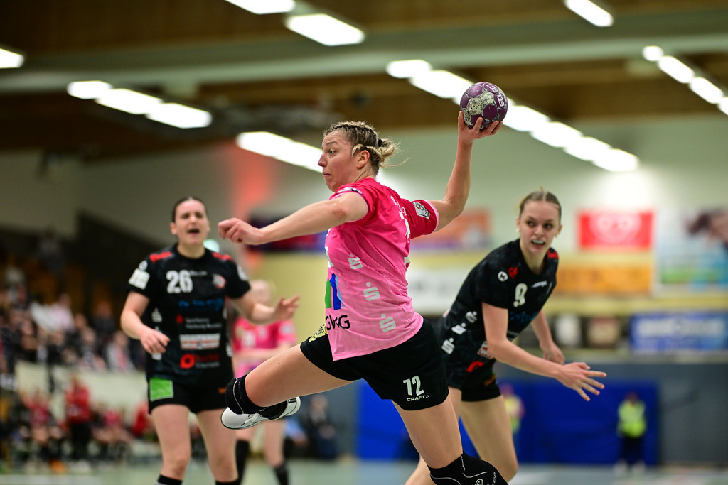 Handball I Frauen I Saison 2024-2025 I 2. HBF I 16. Spieltag I HL Buchholz 08-Rosengarten - SV Union Halle-Neustadt | Wurf Ilona Kieffer (72, SV Union Halle-Neustadt) - Realisiert mit Pictrs.com