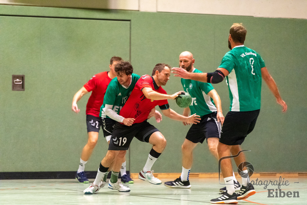 VFL Oldenburg-SG FriPe | Herren Regionsoberliga; VFL Oldenburg (grün)-SG FriPe (rot) am 04.11.2023 in Oldenburg (Robert-Schumann-Halle Oldenburg), Deutschland, Photo: Philip Eiben 2023 - Realisiert mit Pictrs.com
