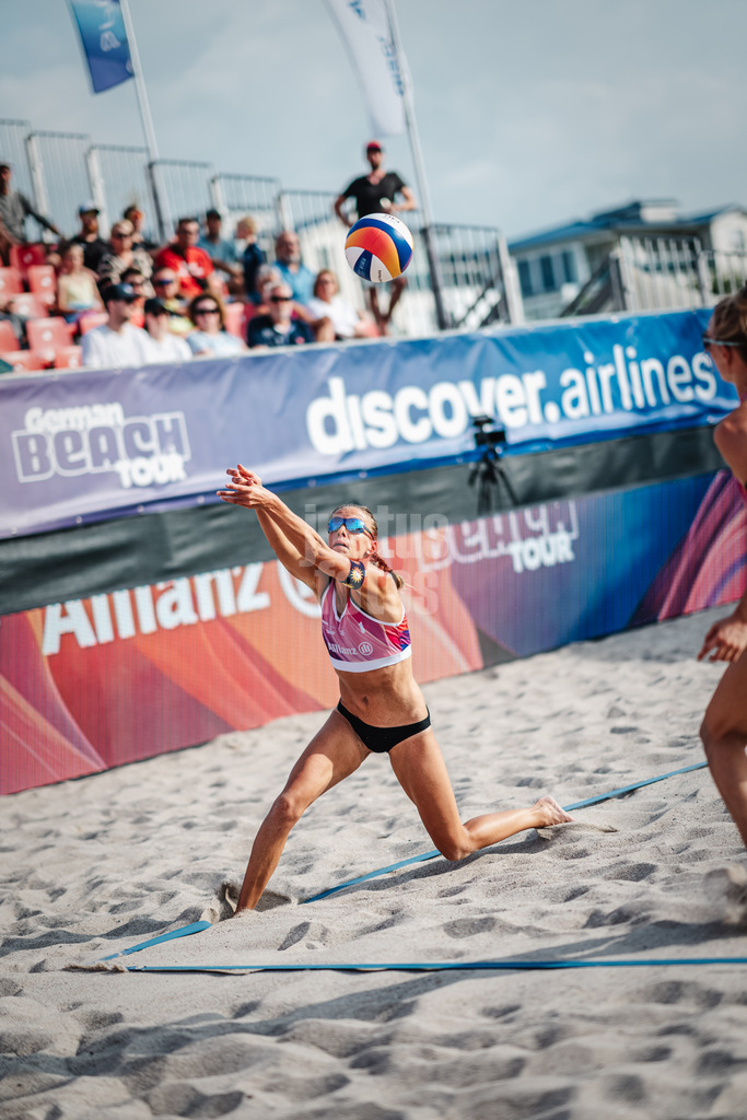 Beachvolleyball | Frauen | Allianz German Beach Tour 2024 | Tourstop Kühlungsborn 2 | 15.08.2024 | Stefanie Klatt spielt den Ball