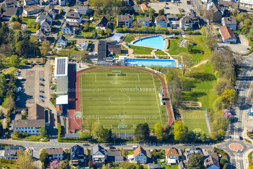 Sprockhoevel220404033 | Luftbild, Stadion Im Baumhof und Freibad Sprockhövel, Niedersprockhövel, Sprockhövel, Ruhrgebiet, Nordrhein-Westfalen, Deutschland