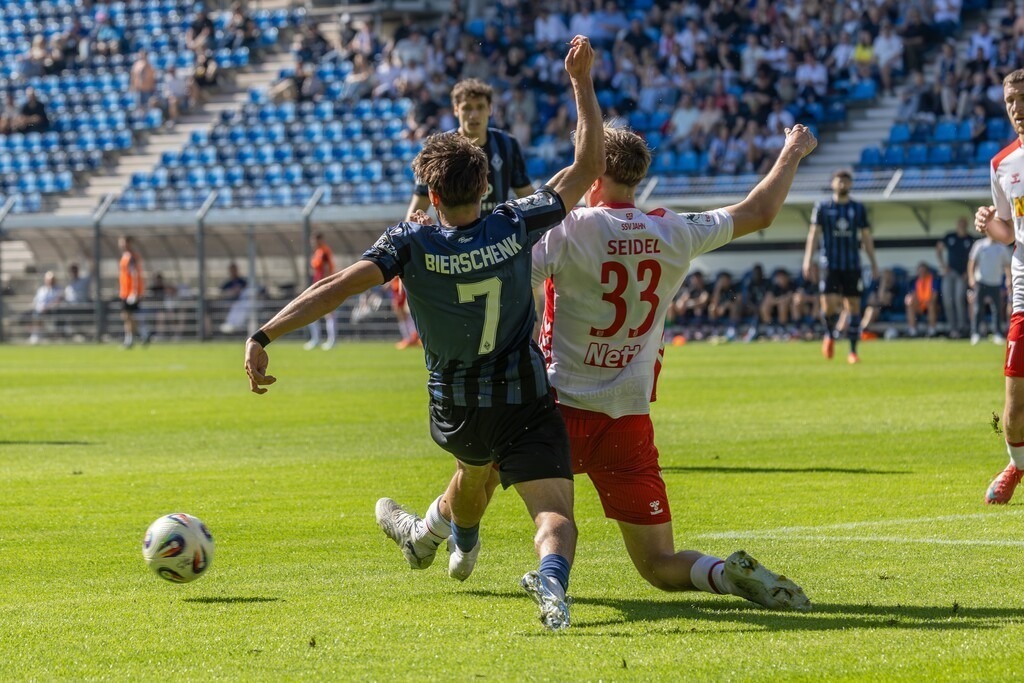 Fußball 3. Liga, Saison 2025/26, 37. Spieltag: Waldhof Mannheim gegen Jahn Regensburg | Fußball 3. Liga, Saison 2025/26, 37. Spieltag: Waldhof Mannheim gegen Jahn Regensburg***Lovis Frederik Bierschenk (7, Mannheim) und Nick Seidel (33, Regensburg) - Realisiert mit Pictrs.com