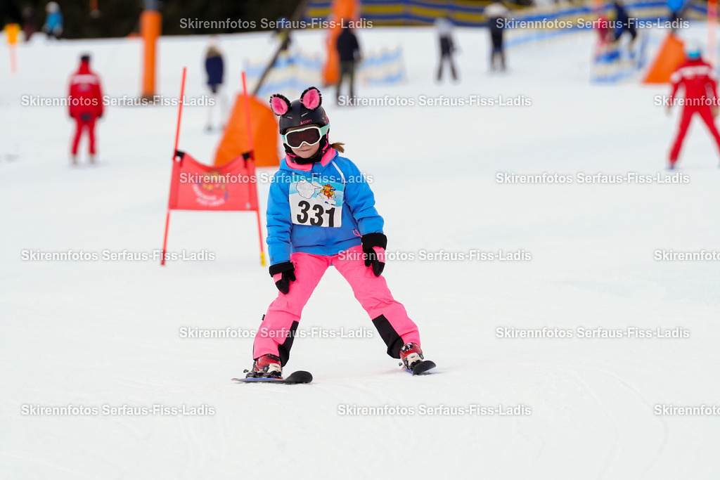 SRF_02.01.2026_0493 | Skirennfotos,Serfaus,Fiss,Ladis,Kinderskirennen,Winter,Tirol,Oberland,skirace,SFL,feelfree,weil wir's genießen,ski,Ski,skifahren,Sonnenplateau, - Realisiert mit Pictrs.com