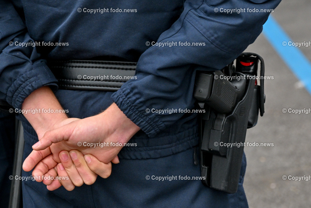 Landespolizeidirektion Ooe_ Pressekonferenz Sicherheitsbudget 2024_ 24.10.2023-27 | 24.10.2023, Landespolizeidirektion Oberoesterreich, AUT, Pressekonferenz Sicherheitsbudget 2024, im Bild Polizeiwaffe, Waffe, Schusswaffe, Pistole, Pfefferspry