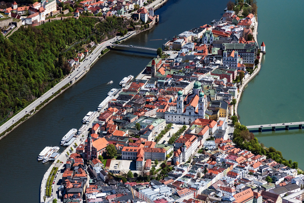 dr__0062322.jpg | PASSAU 09.05.2021 Altstadt an den Fluss- Uferbereichen der Donau und des Inn in der Drei-Flüsse-Stadt Passau im Bundesland Bayern, Deutschland. // Town on the banks of the river of Donau and of Inn in Passau in the state Bavaria, Germany. Foto: Daniel Reiter