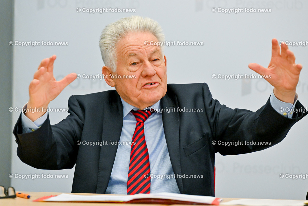 Pressekonferenz ProOriente_ Die Veränderung der Epoche-Herausforderung für die Christen_ 09.03.2023-32 | 09.03.2023, Presseclub Linz, AUT, Pressekonferenz Pro Oriente, Die Veraenderung der Epoche-Herausforderung fuer die Christen, im Bild LH a.D. Josef Puehringer (Vorsitzender von PRO ORIENTE Sektion Linz)