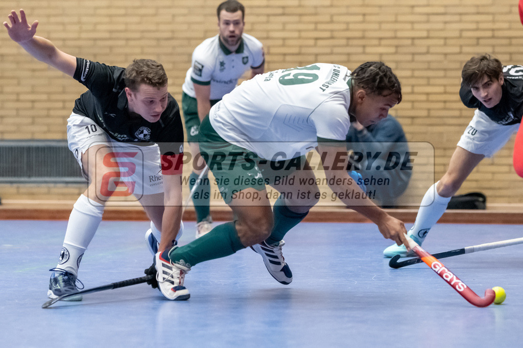 SFE_20231217_0039 | Neuss, Deutschland, 17.12.2023: William Sanda (Uhlenhorst Mülheim), Jan Mausberg (SW Neuss) im Kampf um den Ball waehrend des Spiels der Halle 1. Bundesliga Herren zwischen SW Neuss vs Uhlenhorst Mülheim im Stadionhalle (SW Neuss) am 17.12.2023 in Neuss, Deutschland. (Foto von Stephan Fehrmann)

Neuss, Germany, 17.12.2023: William Sanda (Uhlenhorst Mülheim), Jan Mausberg (SW Neuss) in the battle of the ball during the game of Halle 1. Bundesliga Herren between SW Neuss vs Uhlenhorst Mülheim in Stadionhalle (SW Neuss) at 17.12.2023 in Neuss, Deutschland. (Foto von Stephan Fehrmann)